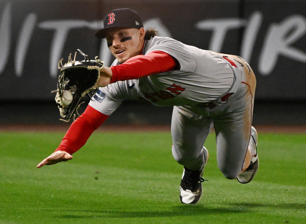 Jarren Duran makes a diving catch in left field in Anaheim