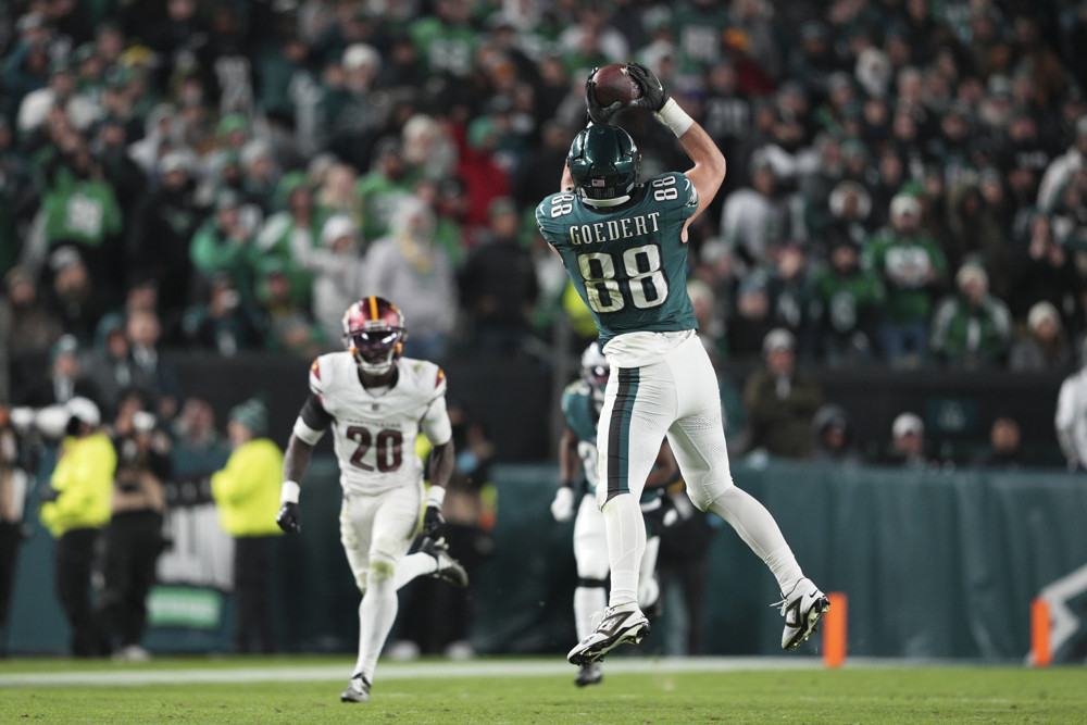 Dallas Goedert reaches up to make a catch.